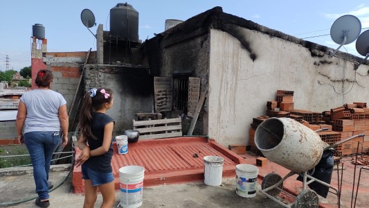 Una familia de barrio Cabildo perdió todo por un incendio que destruyó su casa