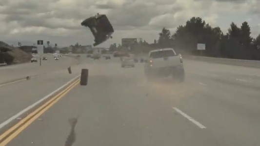 Video: un auto impactó contra una rueda suelta y salió volando en plena autopista