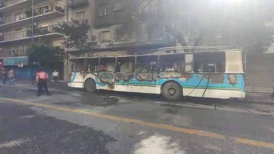 Así quedó el Trole que se incendió en Colón y General Paz
