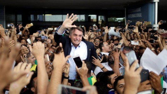 Bolsonaro regresó a Brasil y fue recibido por cientos de simpatizantes en el aeropuerto