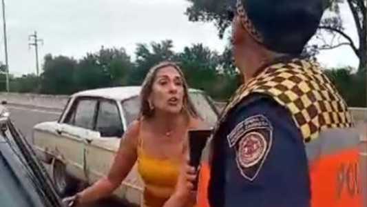 Video: Agredió al policía que la multó y fue imputada