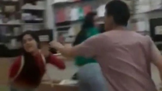 Video: Un comerciante chino agredió a su empleada y los vecinos le saquearon el local