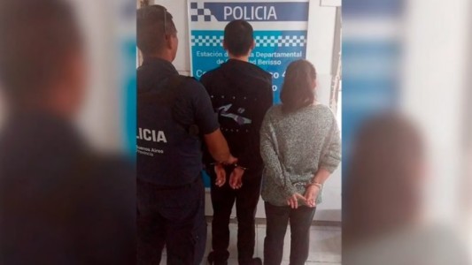 "Se estaba portando mal": pareja detenida por abandonar a su hijo en la calle