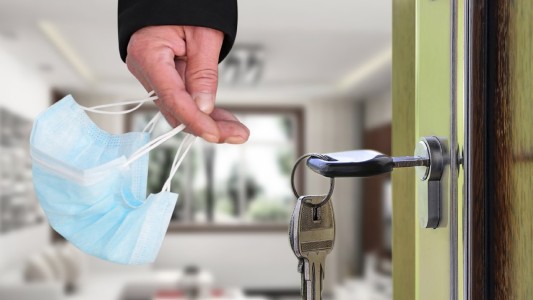 Revocaron condenas a acusados de violar el aislamiento en pandemia por estar parados en la puerta de su casa