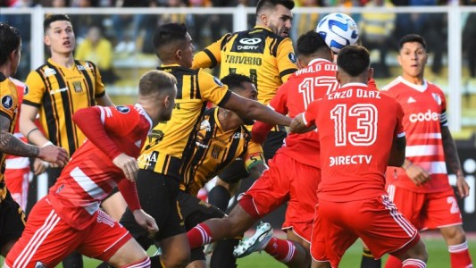 A River le cayó mal la altura: perdió con The Strongest en su debut copero