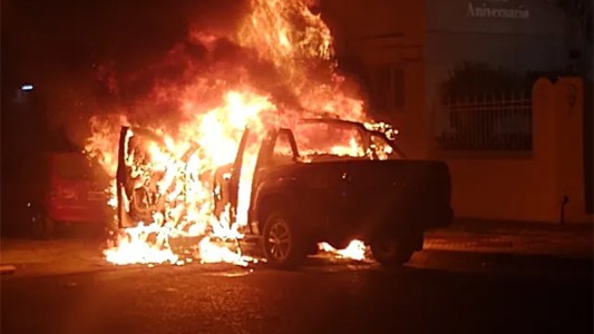 Rosario: Arrojaron molotov, incendiaron un móvil policial y dejaron una amenaza