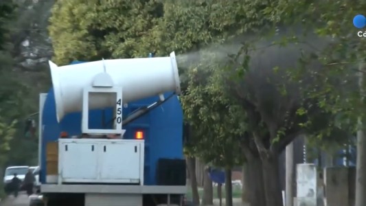 Fumigan en zonas con casos de dengue