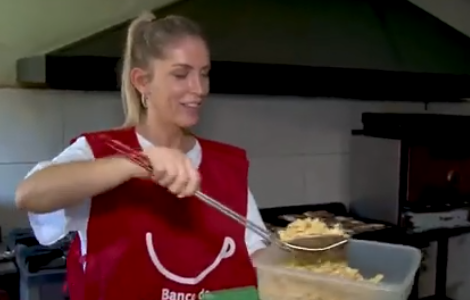 Cheché Caudana es Voluntaria por un Día en el Banco de Alimentos