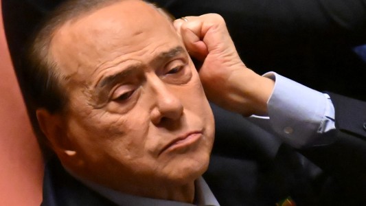 Berlusconi tiene leucemia crónica y seguirá internado