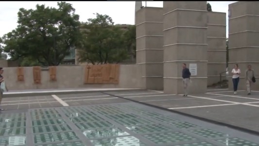 Vandalizaron la Plaza España y evalúan poner rejas