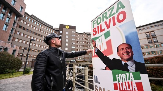 "Es duro, pero voy a superarlo": internado, Berlusconi habló de su lucha contr la leucemia