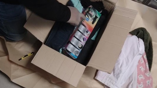 Traficaban pequeñas cantidades de droga en termos que enviaban por encomienda: hay seis detenidos, entre ellos una embarazada