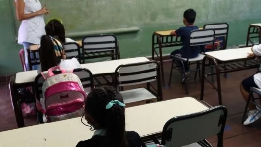 Docente "zamarreó" a una alumna, la despidieron con causa pero ahora deberán pagarle indemnización