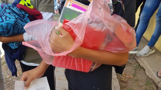 Piden que los alumnos traigan los útiles en bolsas transparentes para detectar armas