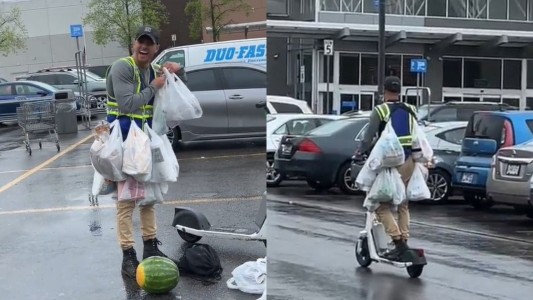 Lleno de bolsas: la insólita técnica de un hombre para hacer las compras en monopatín - #FlashChat