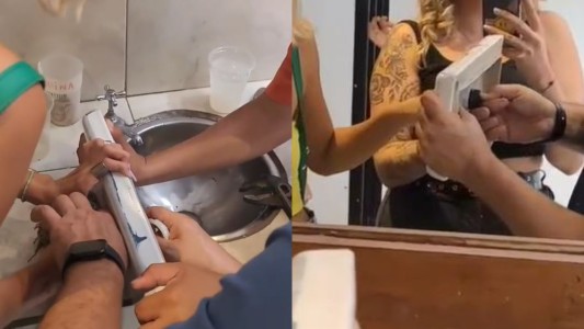 ¡Atrapada antes que sencilla! Se hizo las uñas y quedó atrapada en el botón del inodoro