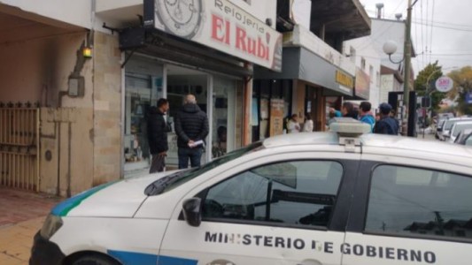 Hicieron un boquete y se llevaron 150 millones de pesos de una joyería