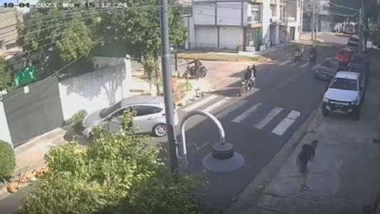 Video: siete motochorros sorprendieron a un hombre en un auto y le robaron una mochila