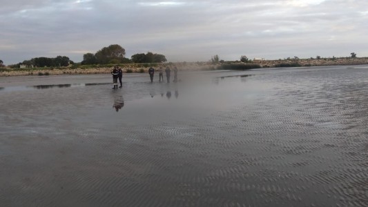 Quilmes: un recolector de metales encontró el cadáver de un hombre atado de las manos a la orilla del río