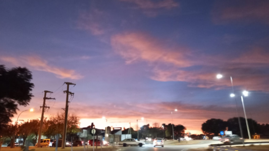 Cielo algo nublado. Temperatura máxima de 24°