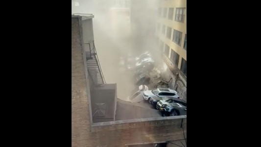 Video: así fue el colapso del estacionamiento en Nueva York que mató a una persona