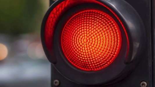 Multas en Córdoba: cruzar en rojo puede costar hasta el 5% de un 0Km