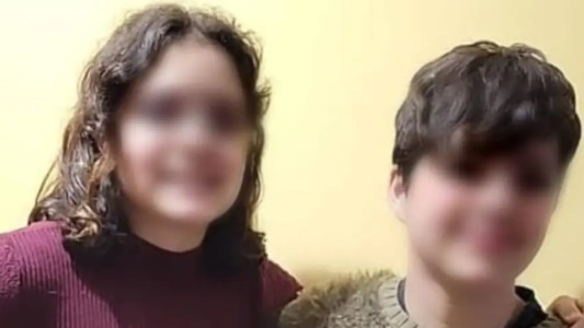 Mejora la gemela que sobrevivió tras arrojarse con su hermana desde un balcón en España