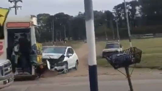 Video: Un micro de hinchas de Aldosivi chocó de frente contra un auto y dejó tres heridos