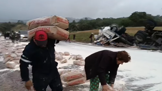 Salta: Volcó un camión con harina y la gente saqueó todo