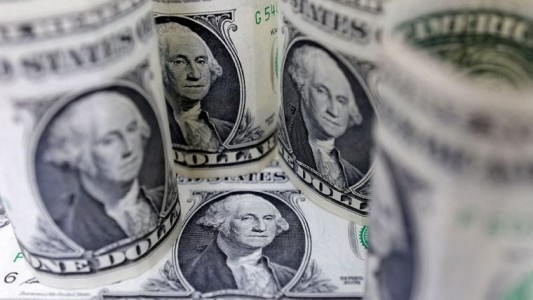 El dólar "blue", imparable: se disparó $33 y llegó a $495