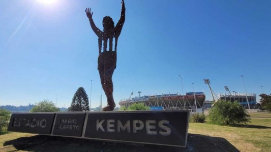 Colocaron una estatua de Mario Alberto Kempes en el ingreso del estadio