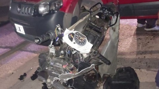 Tenía 17 años y se mató al chocar una moto robada contra un auto en Córdoba