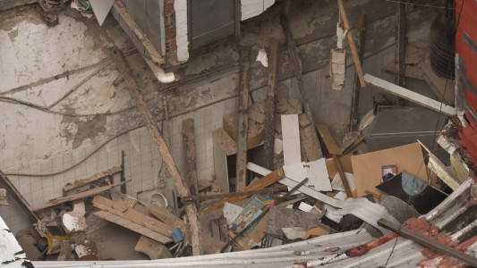 Mujer de 19 años salvó a su bebé al abrazarlo en el derrumbe de Floresta: murió su pareja