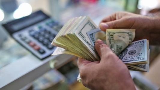 El dólar blue abrió en baja y se aleja de los $500