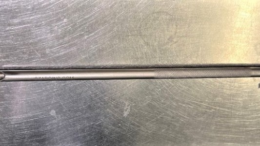 Detuvieron a un hombre en un aeropuerto con una "pajita de vampiro"