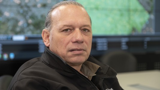 El ministro Berni visitó al policía herido en una carbonería y lamentó la muerte de otro camarada