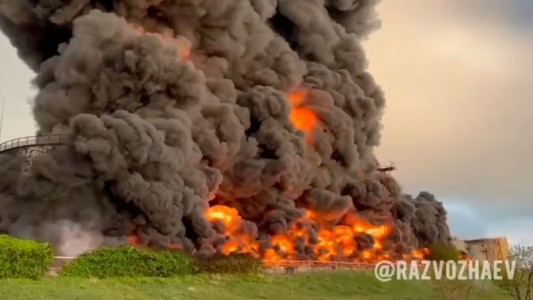 Ataque con drones provoca gran incendio en un depósito de petróleo ruso en la anexada Crimea