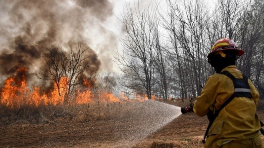 Bomberos combaten un incendio al norte de Capilla del Monte