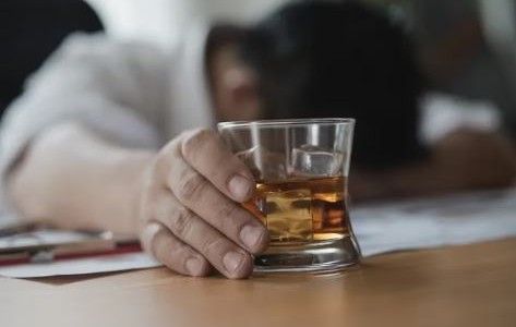 China: se realizó la primera implantación quirúrgica de un chip para inhibir la adicción al alcohol