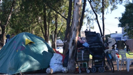 Denuncian que los corrieron de su casa "a los tiros" y ahora viven en una plaza