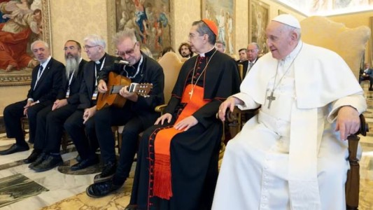 León Gieco cantó "Sólo le pido a Dios" ante el papa Francisco y otros 100 argentinos en el Vaticano