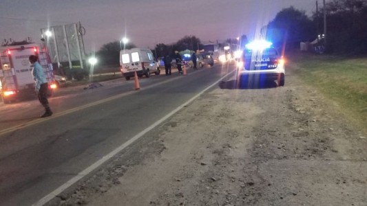 Un auto y una moto chocaron en Las Tapias: un muerto