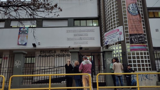 Dos escuelas de pleno centro de Rosario sin clases por mensajes con amenazas