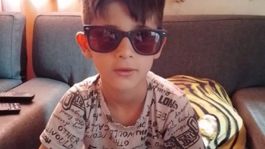 Ternura y solidaridad: Sortean camiseta autografiada para ayudar al niño de 8 años con cirugía de ojos