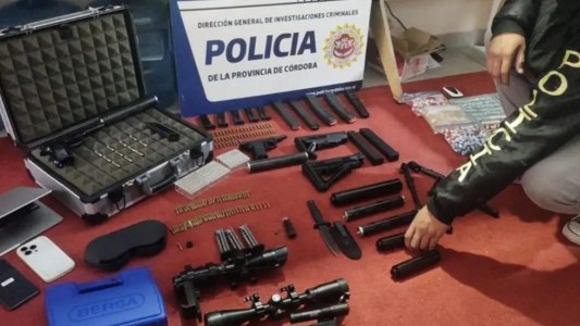 Denunció a su vecino porque le dejaba casquillos de bala en la puerta de su casa y encontraron un arsenal