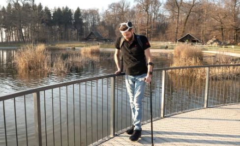 Un hombre tetrapléjico logró volver a caminar luego de 12 años gracias a un implante