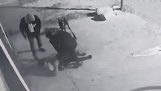 Video: Motochorros picanearon en el pecho a un joven para robarle la mochila