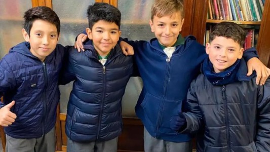 Cuatro niños encontraron dinero en la mesa de un bar y se lo devolvieron a su dueña