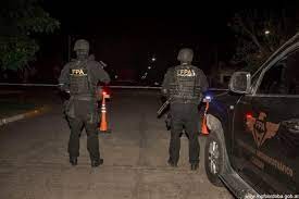 La policía detuvo a un hombre que llevaba droga y los vecinos lo liberaron