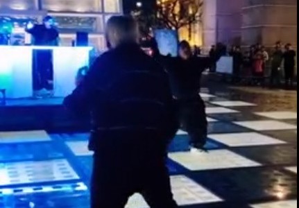 Un abuelo la rompió bailando en Plaza España y fue ovacionado por el público